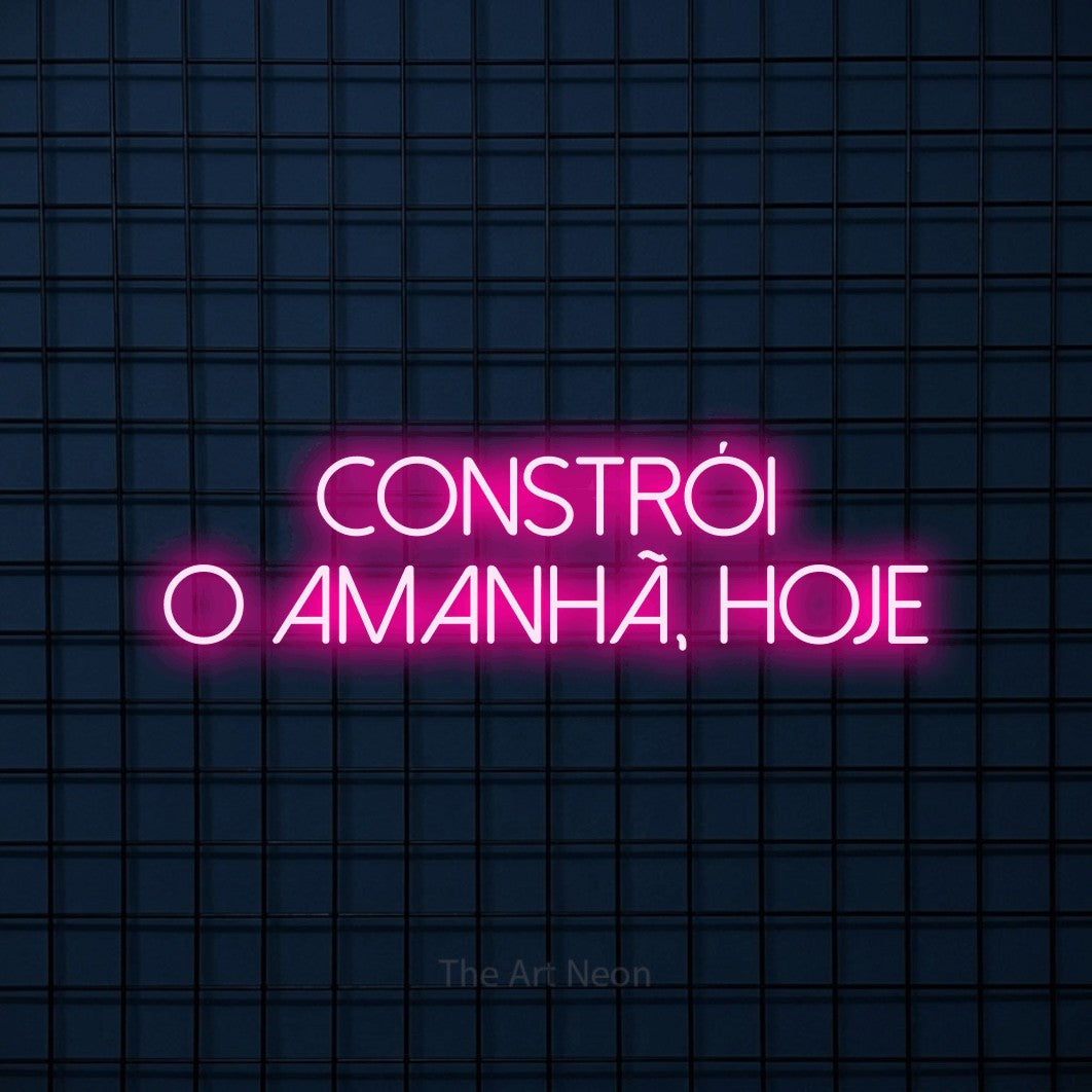 LED neon sign reading “CONSTRÓI O AMANHÃ, HOJE”, arranged in 2 lines.