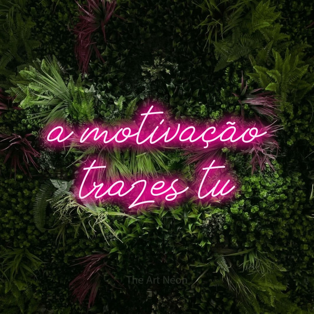 LED neon sign reading “a motivação trazes tu”, arranged in 2 lines.