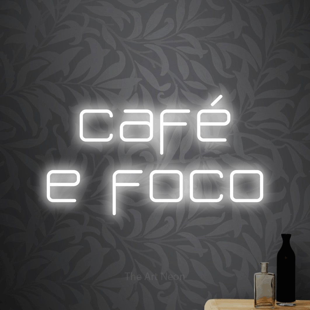 LED neon sign reading “café e foco”, arranged in 2 lines.