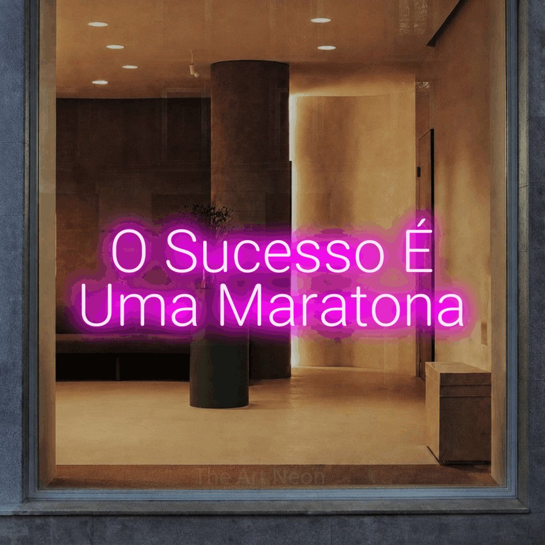 LED neon sign reading “O Sucesso É Uma Maratona”, arranged in 2 lines.
