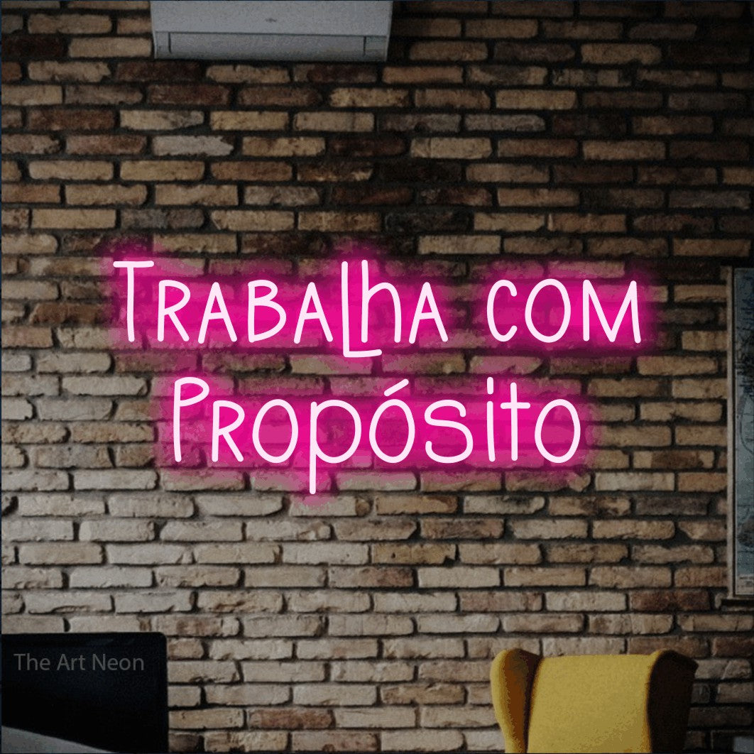 LED neon sign reading “Trabalha com Propósito”, arranged in 2 lines.