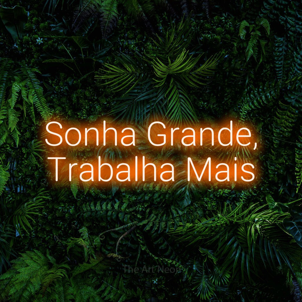 LED neon sign reading “Sonha Grande, Trabalha Mais”, arranged in 2 lines.