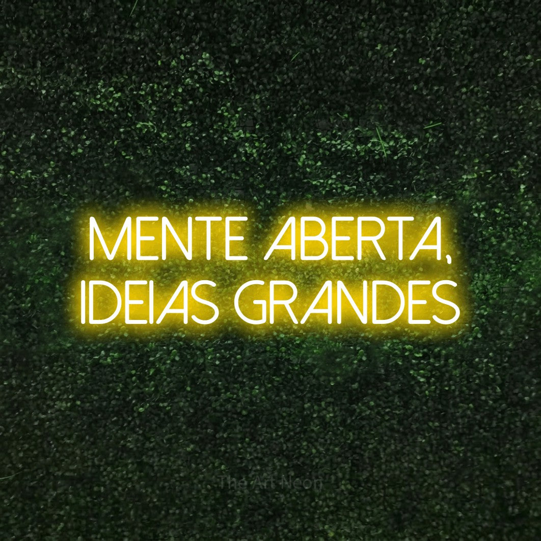 LED neon sign reading “mente aberta, ideias grandes”, arranged in 2 lines.