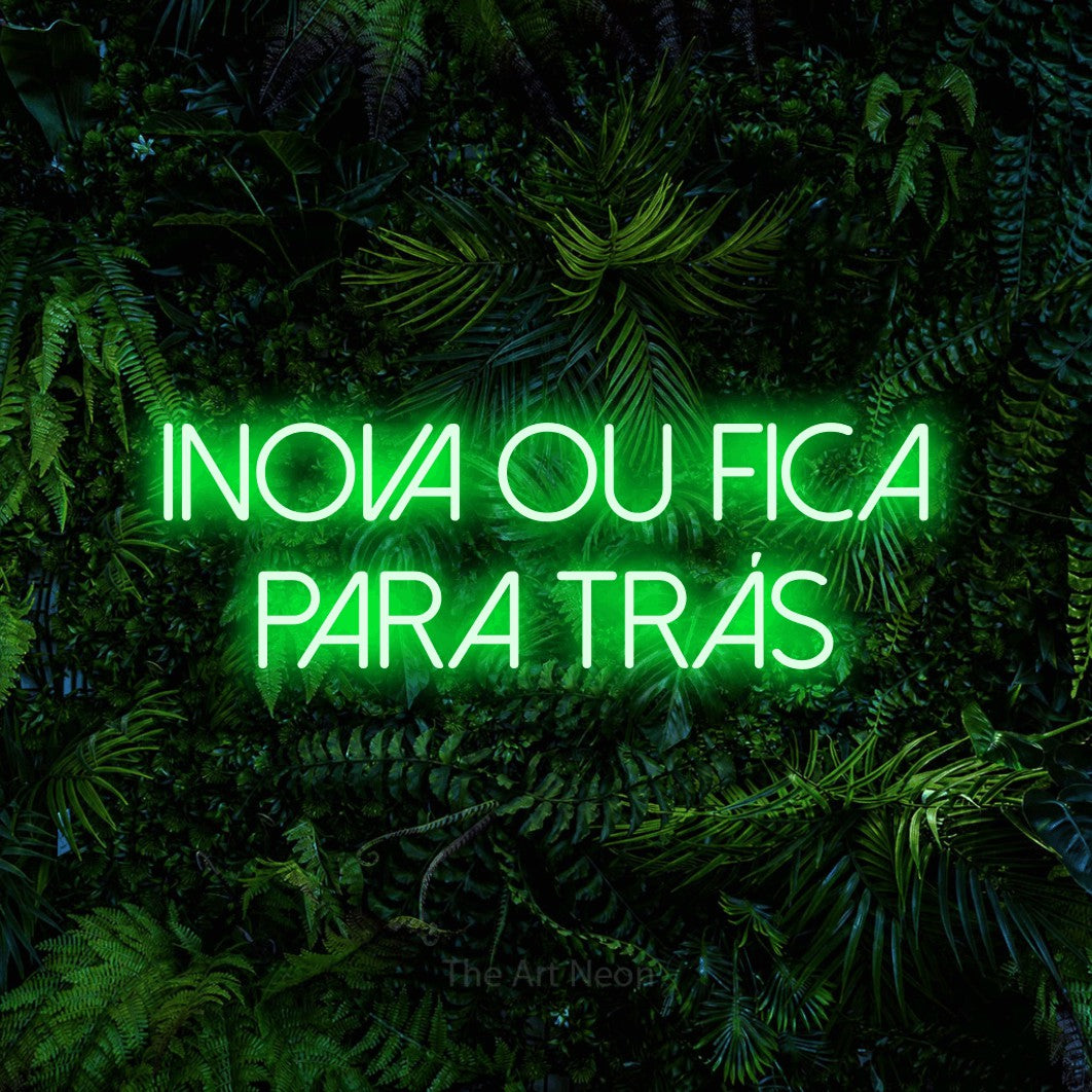 LED neon sign reading “INOVA OU FICA PARA TRÁS”, arranged in 2 lines.