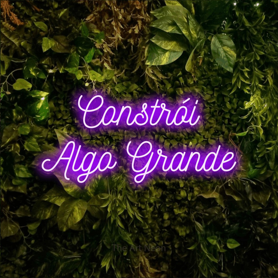 LED neon sign reading “Constrói Algo Grande”, arranged in 2 lines.