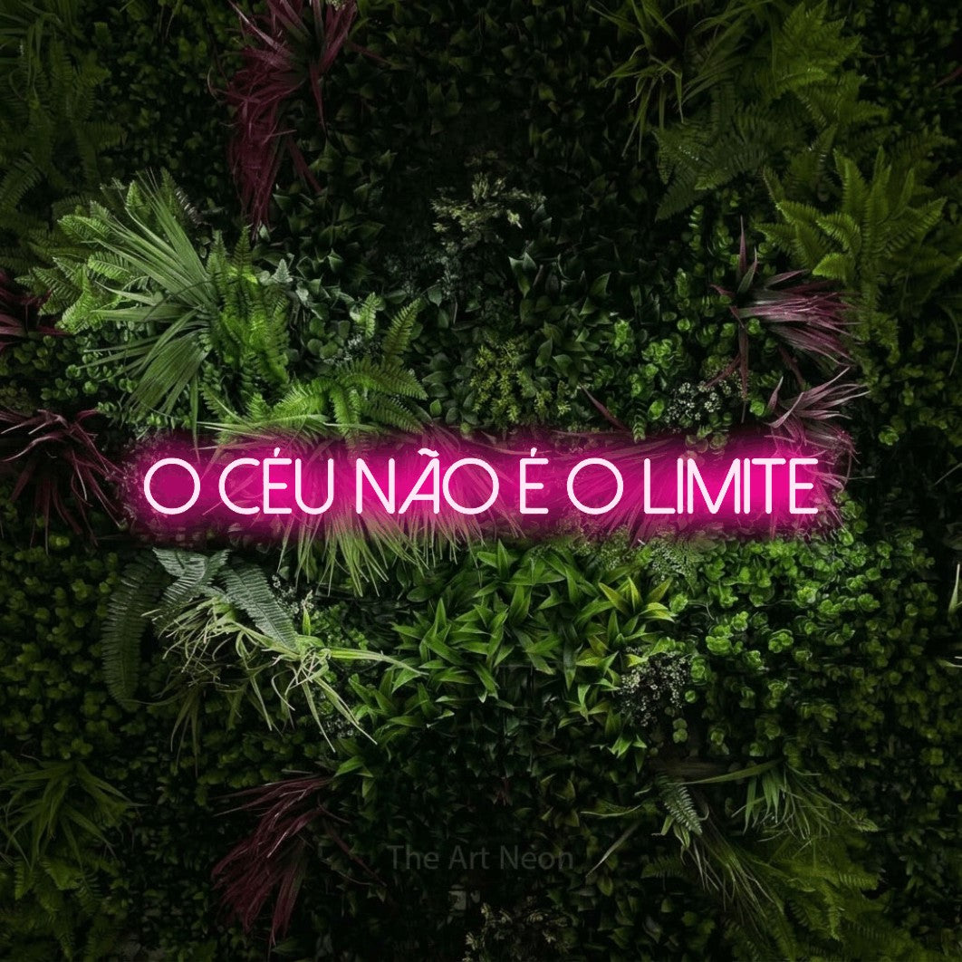 LED neon sign reading “o céu não é o LIMITE”, arranged in a single line.