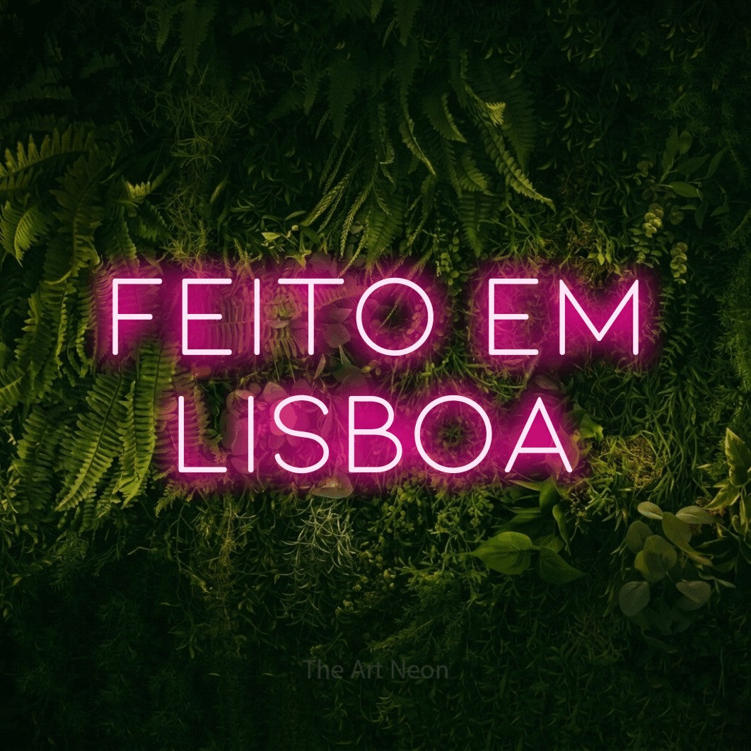 LED neon sign reading “feito em lisboa”, arranged in 2 lines.