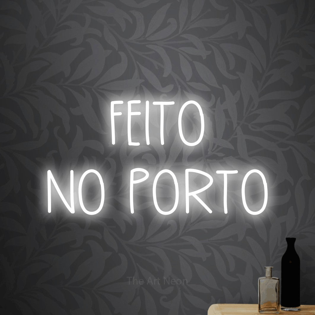 LED neon sign reading “FEITO NO PORTO”, arranged in 2 lines.