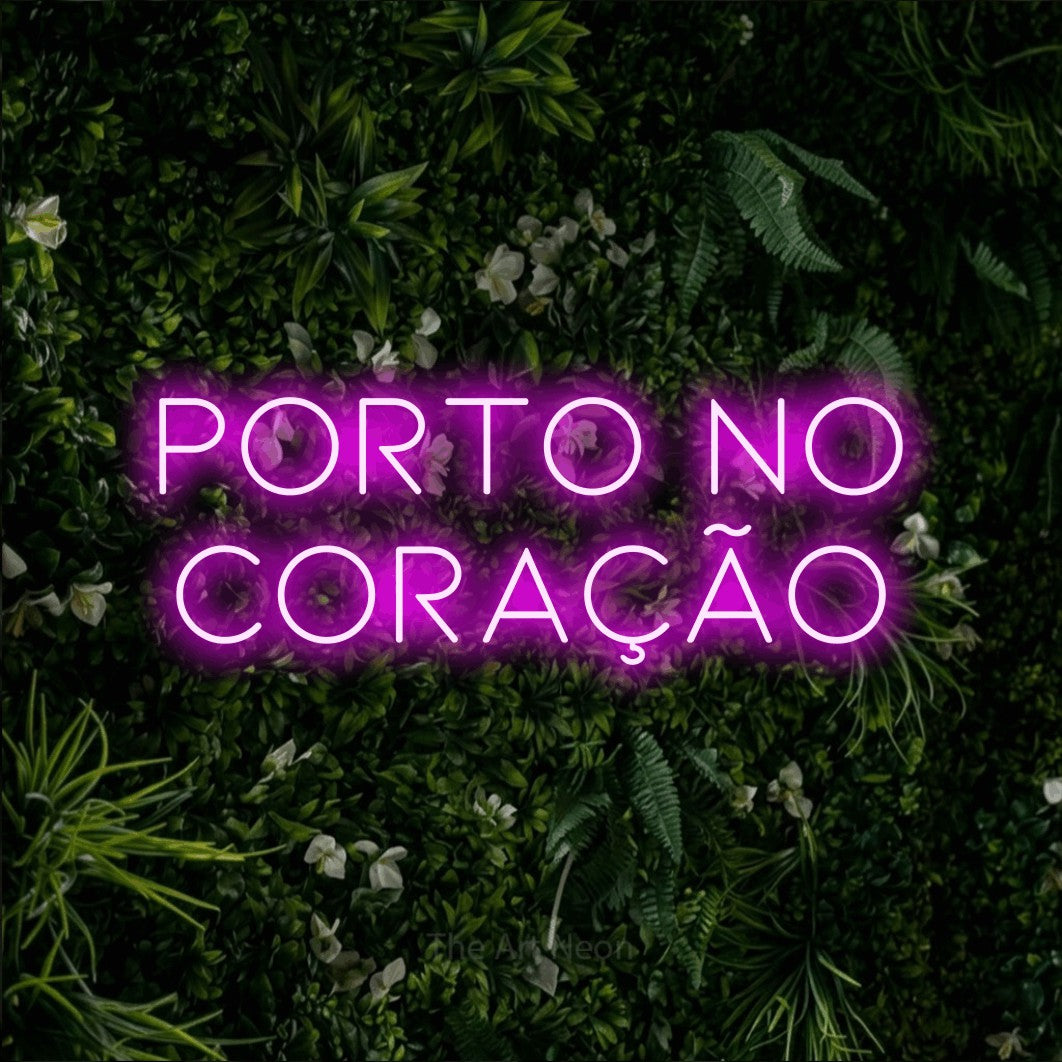 LED neon sign reading “Porto no Coração”, arranged in 2 lines.