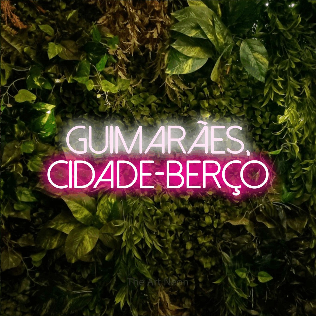 LED neon sign reading “Guimarães, Cidade-Berço”, arranged in 2 lines.