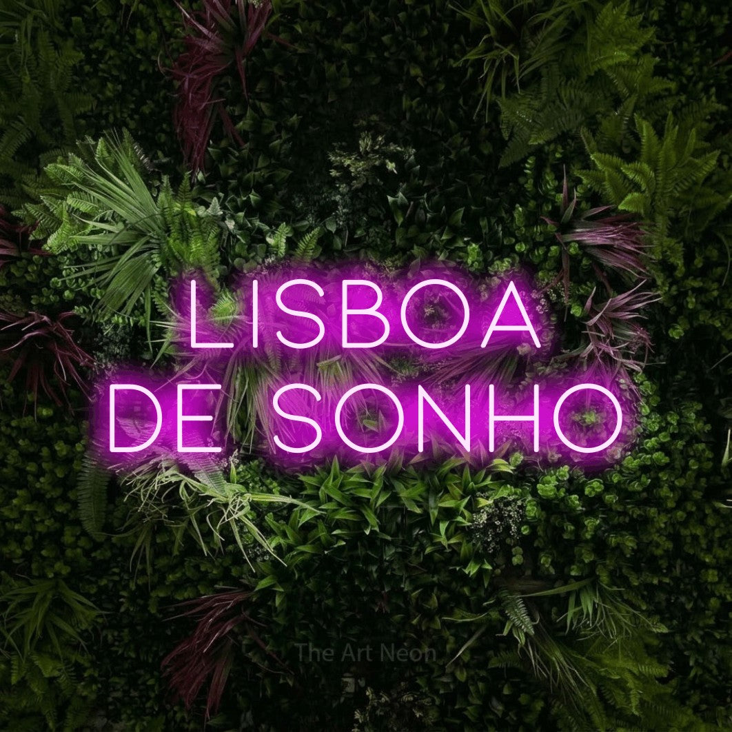 LED neon sign reading “LISBOA de sonho”, arranged in 2 lines.