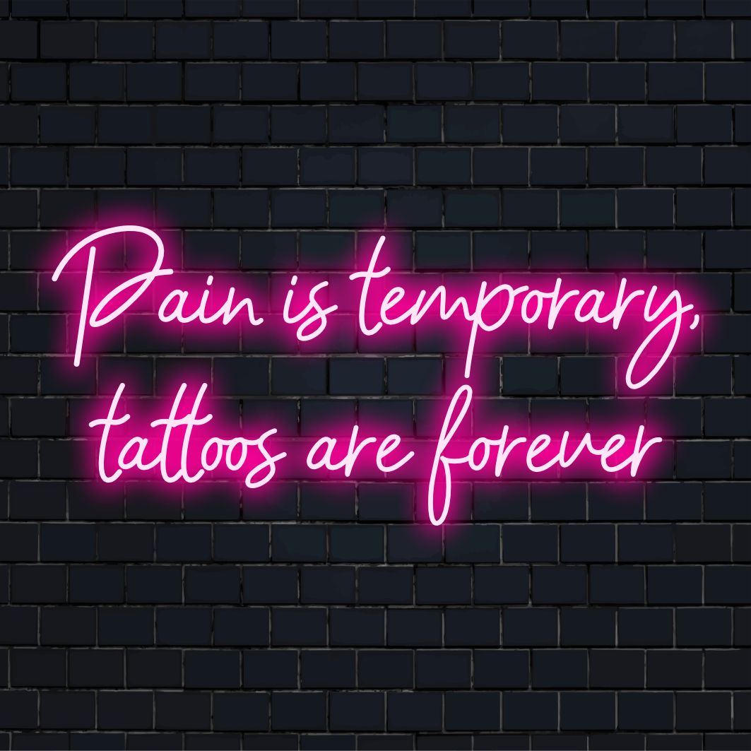 Placa de LED neon personalizada com a frase "A dor é temporária, as tatuagens são para sempre", iluminada com iluminação neon vibrante.