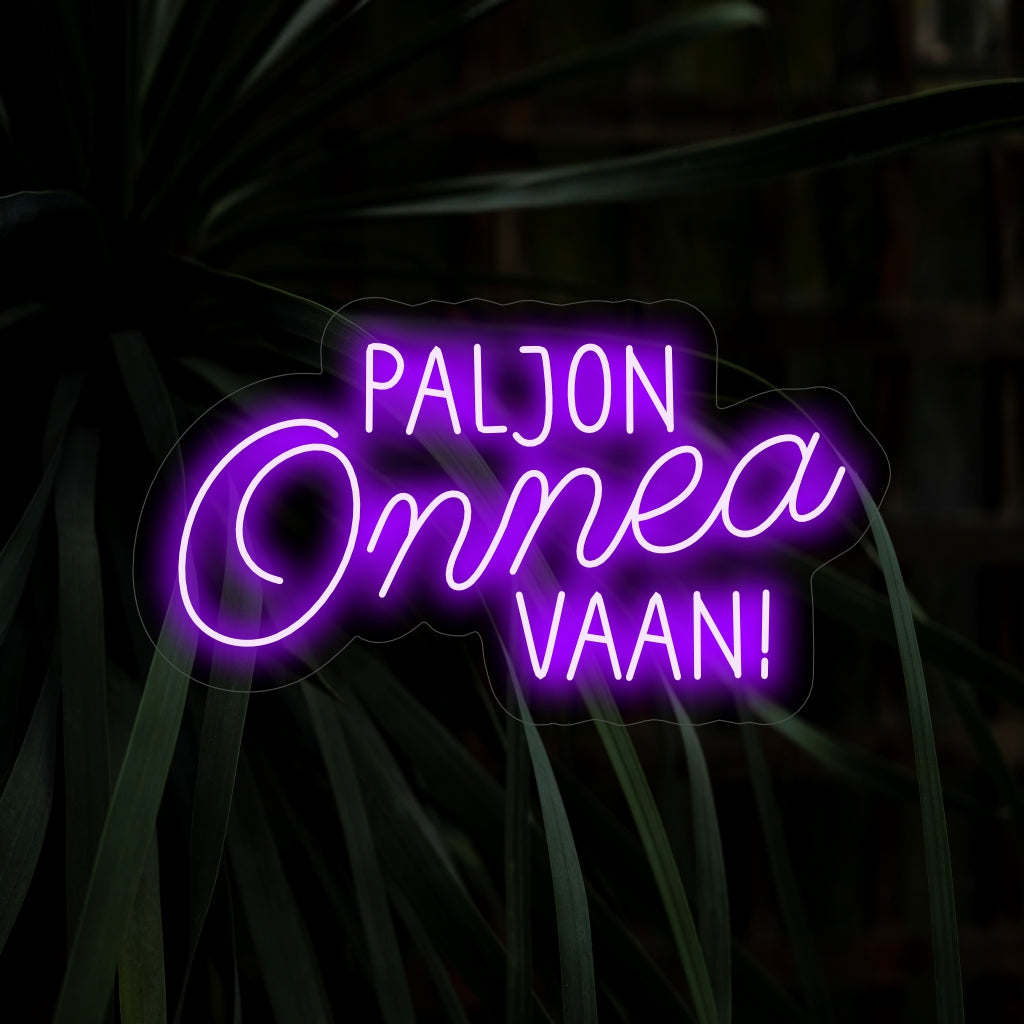 "Paljon Onnea Vaan! Placa de neon" é um toque festivo e comemorativo, perfeito para espaços que desejam transmitir os votos de feliz aniversário em finlandês. Ilumine com alegria e votos de felicidades!