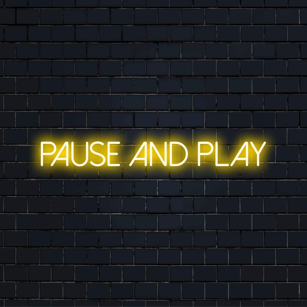 Arte de parede de neon LED personalizada com a frase Pause And Play, perfeita para criar um espaço vibrante e personalizado.
