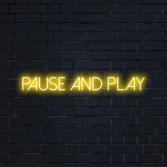 Arte de parede de neon LED personalizada com a frase Pause And Play, perfeita para criar um espaço vibrante e personalizado.
