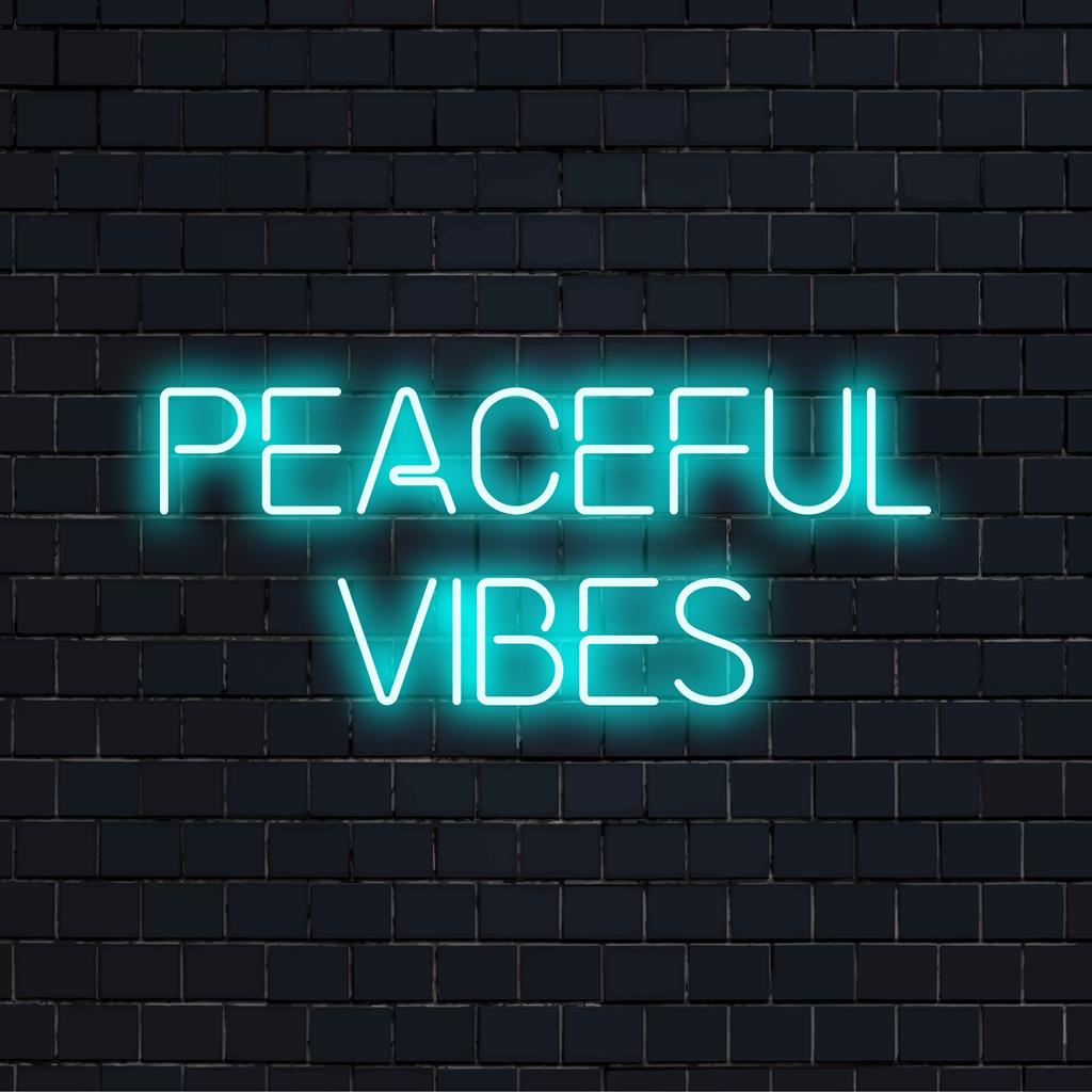 Placa de LED neon vibrante e personalizada com a frase "Vibrações de Paz", perfeita para adicionar um toque sereno a qualquer espaço com arte neon personalizada.
