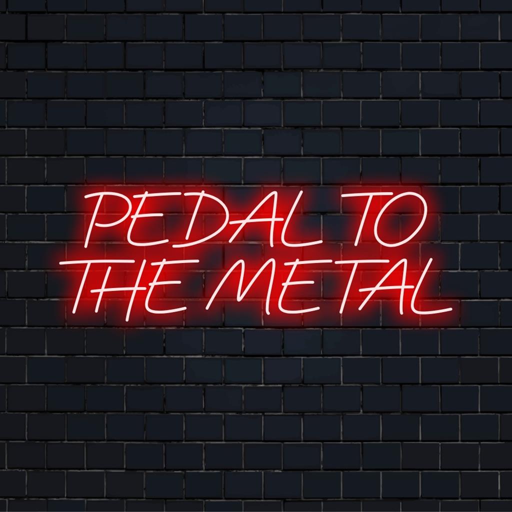 Placa de neon LED com a frase Pedal To The Metal em letras grandes; arte de parede vibrante para decoração.