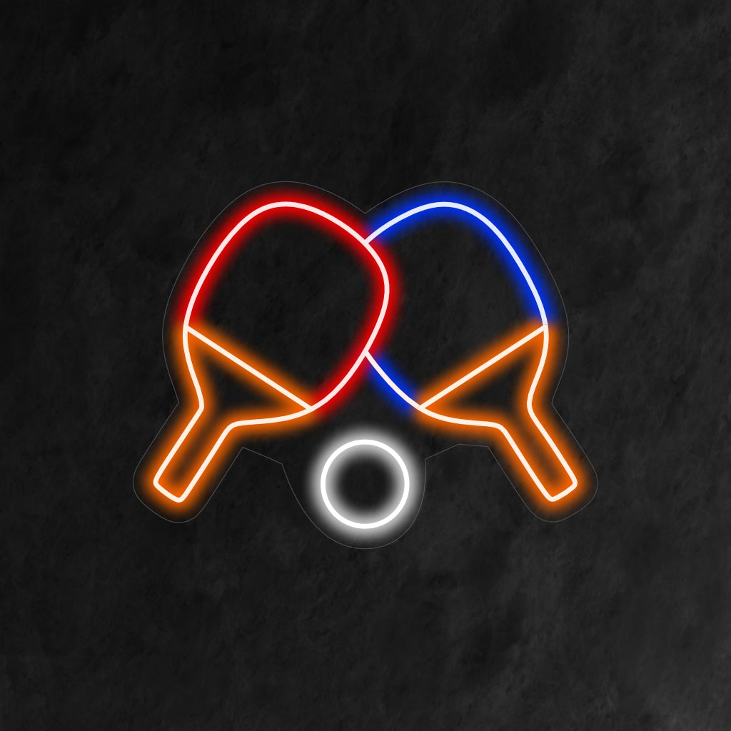 "Placa de Neon de Tênis de Mesa de Ping Pong" é um acessório dinâmico e esportivo, perfeito para espaços que celebram a emoção do tênis de mesa. Ilumine com a energia de uma partida!