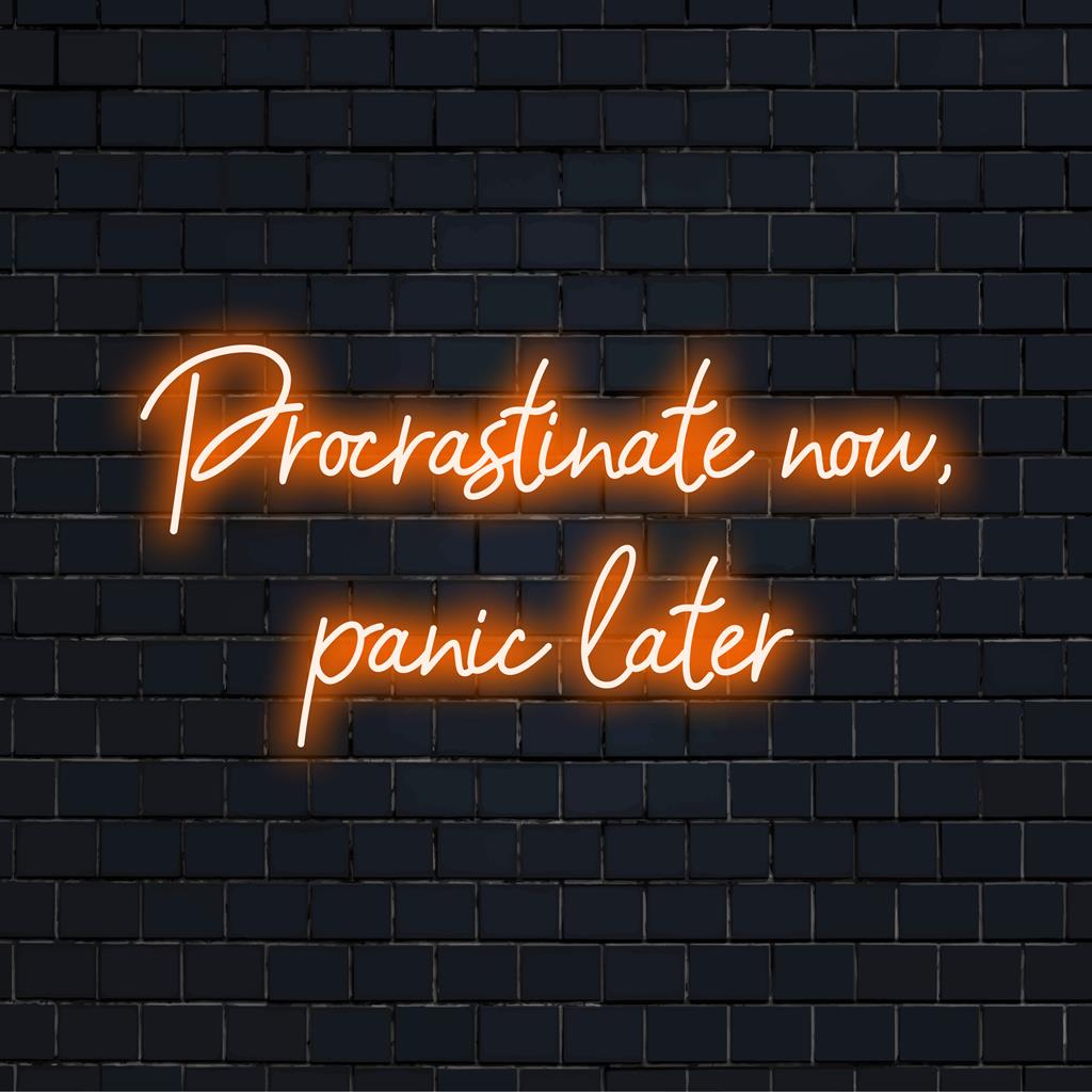 Placa de neon LED personalizada com a frase Procrastine agora, entre em pânico depois, em cores vibrantes, perfeita para uma decoração de neon ousada.