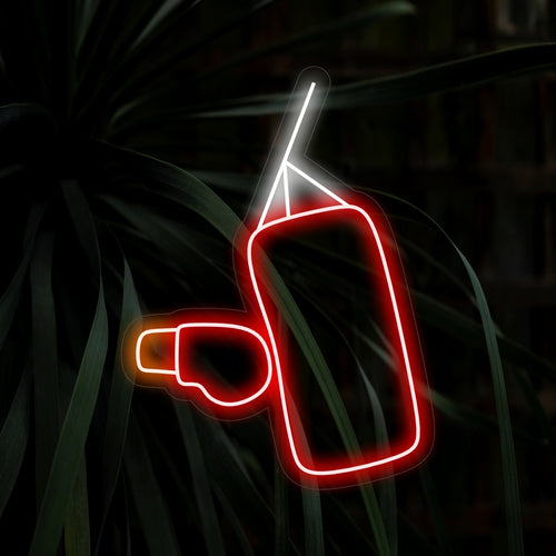 "Placa de Neon com Saco de Pancadas" é um acessório poderoso e dinâmico, ideal para espaços de fitness e artes marciais. Ilumine com a energia da força e da determinação!