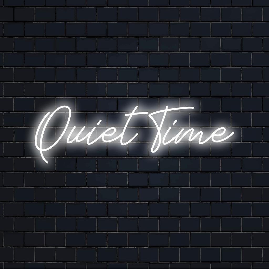 Placa de LED neon personalizada que ilumina o Quiet Time com brilho ambiente, perfeita para espaços serenos e decorações relaxantes.