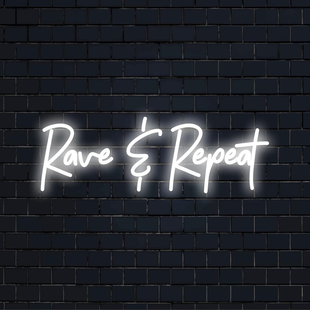 Letreiro de LED neon vibrante e personalizado com o lema Rave Repeat, perfeito para espaços modernos; ideal como arte com citações em neon e recurso de decoração.