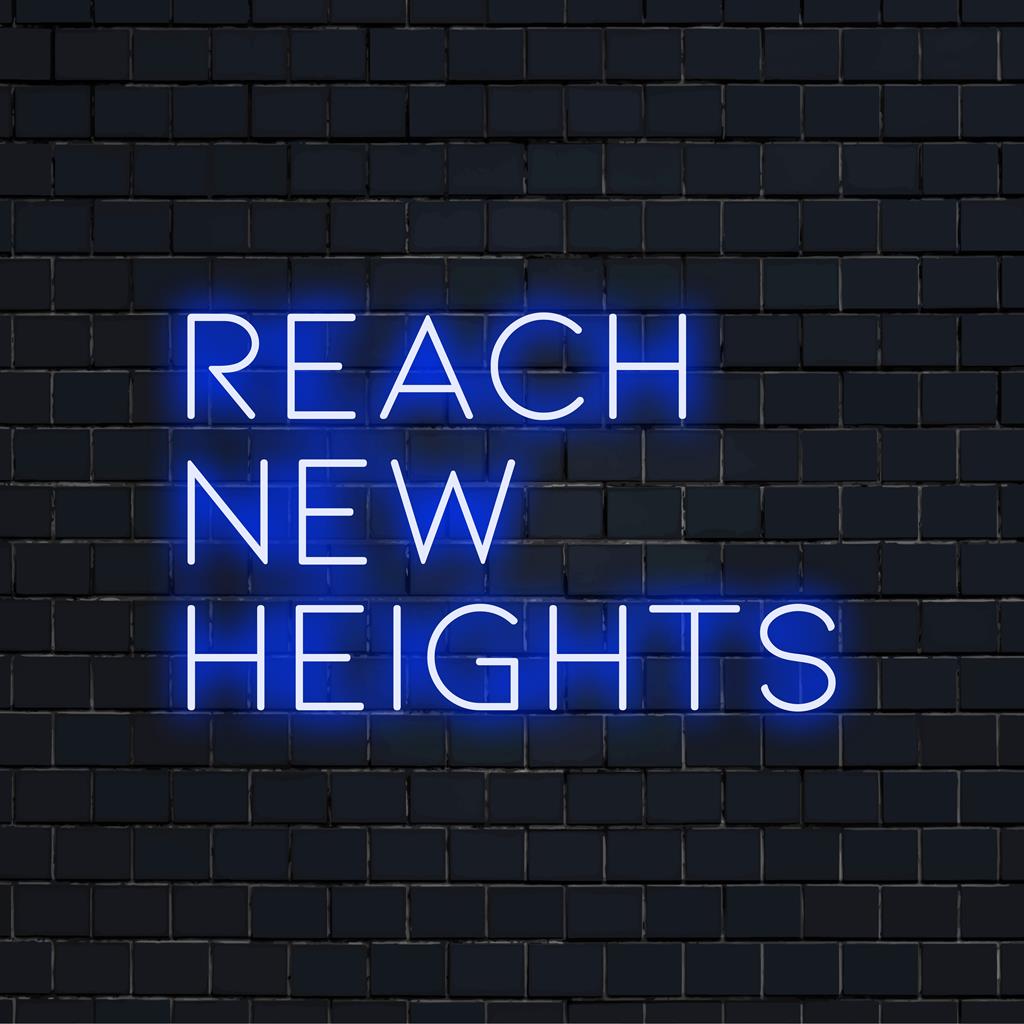 Placa de neon LED personalizada com a frase Reach New Heights em cores vibrantes, perfeita para uma decoração inspiradora e estilosa.