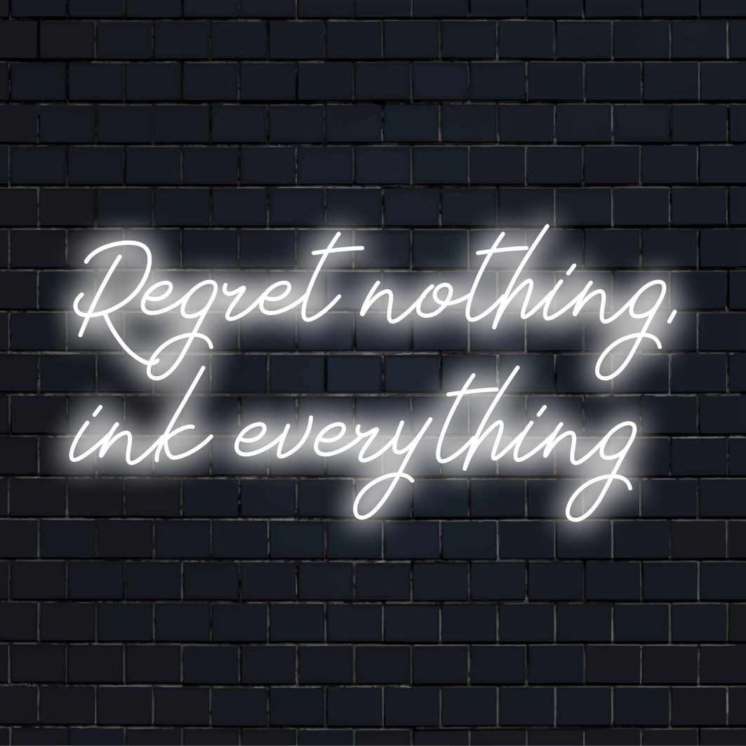 Placa de neon LED personalizada com a frase Regret Nothing, Ink Everything, perfeita para personalizar espaços com energia vibrante.