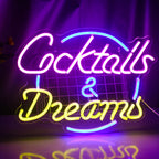 A imagem mostra uma vibrante placa de LED neon feita à mão com as palavras "Cocktails Dreams".