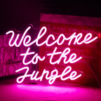Uma vibrante placa de LED neon exibindo as palavras "Bem-vindo à selva" em uma escrita ousada e divertida.