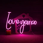 A imagem apresenta uma vibrante e chamativa placa de LED neon feita à mão exibindo a frase "Te amo, XO".