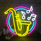 Um letreiro de LED neon vibrante em formato de saxofone é exibido com destaque contra um fundo escuro.