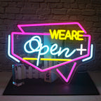Imagem de uma placa de LED neon exibindo a palavra "Aberto" em cores vibrantes e brilhantes.
