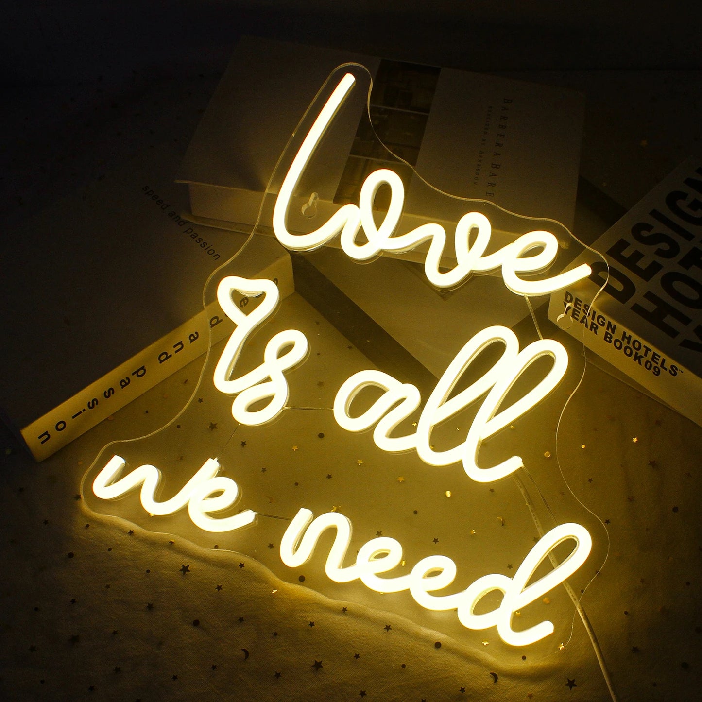 Letreiro de LED USB 5V "O Amor é Tudo Que Precisamos" - Econômico