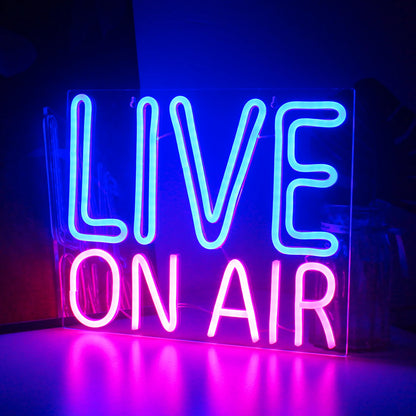 A imagem apresenta um letreiro de LED neon vibrante que diz "Ao vivo no ar" em letras grandes e cativantes.