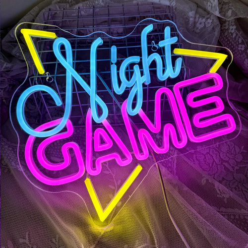 A imagem exibe um vibrante letreiro de LED neon com os dizeres "Game Night".