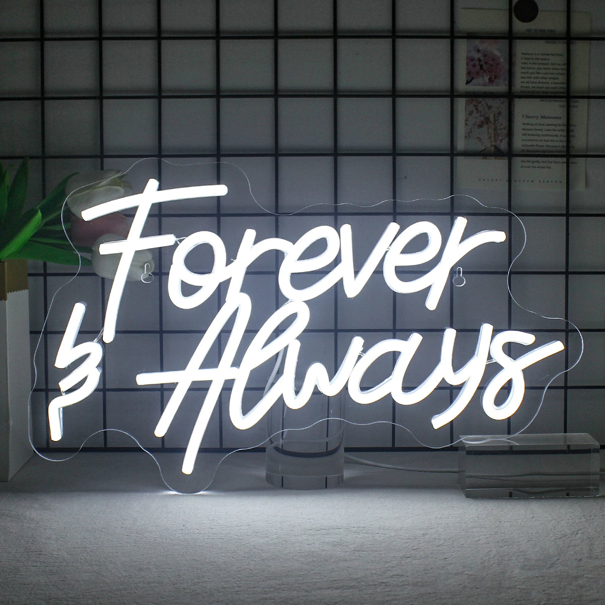 A imagem exibe uma elegante placa de LED neon feita à mão que diz "Forever Always" em uma elegante letra cursiva.