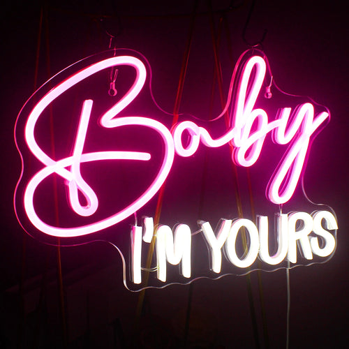 Um elegante letreiro de neon LED exibindo a frase "Baby I'm Yours" em uma escrita cursiva fluida.