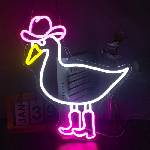 A imagem exibe um letreiro de LED neon vibrante no formato de um pato cowboy.