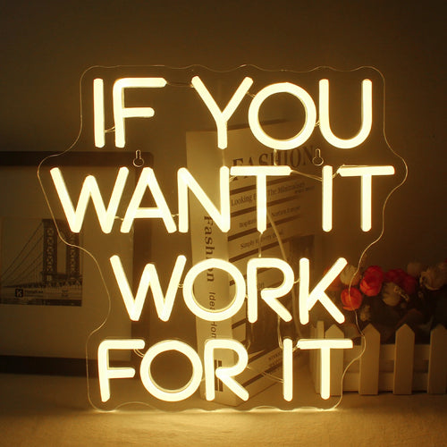 A imagem mostra uma placa de LED neon com a frase "Se você quer, trabalhe por isso" em cores brilhantes e vibrantes.