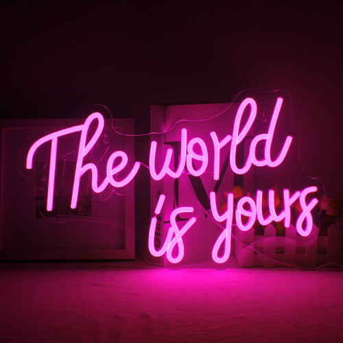 Uma vibrante placa de LED neon exibindo as palavras "O mundo é seu" em uma fonte cursiva e elegante.