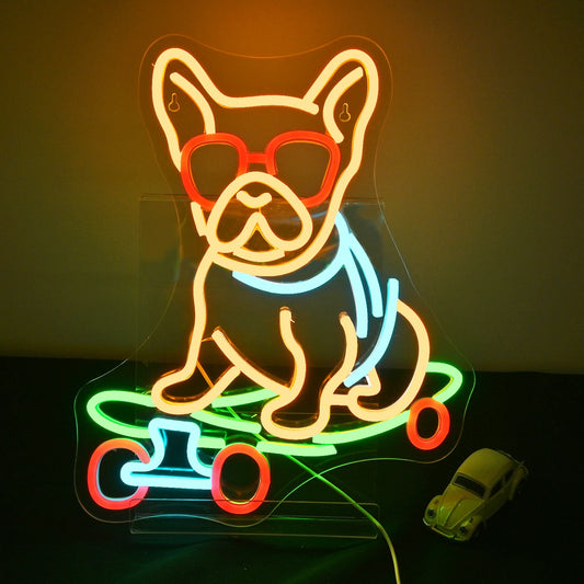 A imagem exibe um letreiro de LED neon vibrante representando um cachorro de desenho animado andando de skate.