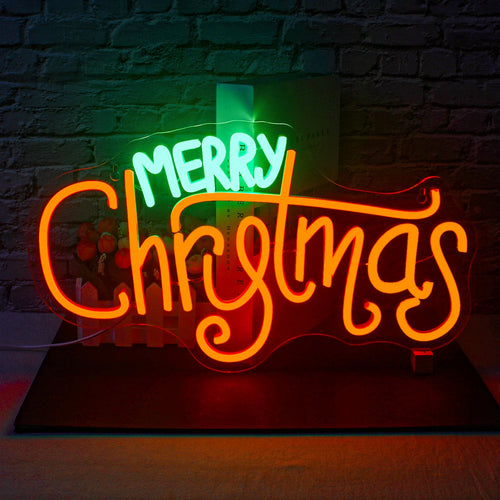 Uma placa de LED neon brilhante com os dizeres "Feliz Natal", com letras cursivas em negrito na cor vermelho brilhante.