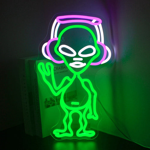 A imagem mostra uma vibrante e chamativa placa de LED neon Alien Music.