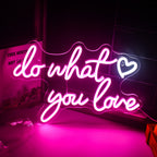 Uma placa de LED neon vibrante e brilhante exibindo a frase "Faça o que você ama" em uma fonte cursiva divertida.