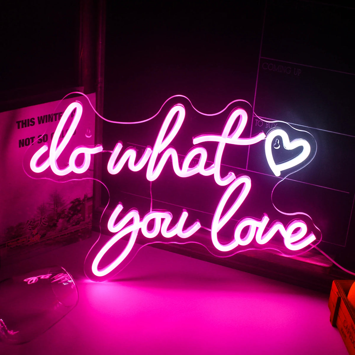 Uma placa de LED neon vibrante e brilhante exibindo a frase "Faça o que você ama" em uma fonte cursiva divertida.