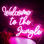 A imagem apresenta uma vibrante placa de LED neon com os dizeres "Bem-vindo à selva" em letras cursivas em negrito.