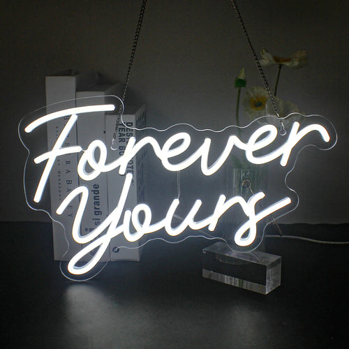 Uma vibrante placa de LED neon exibindo a frase "Forever Yours" em elegantes letras cursivas.