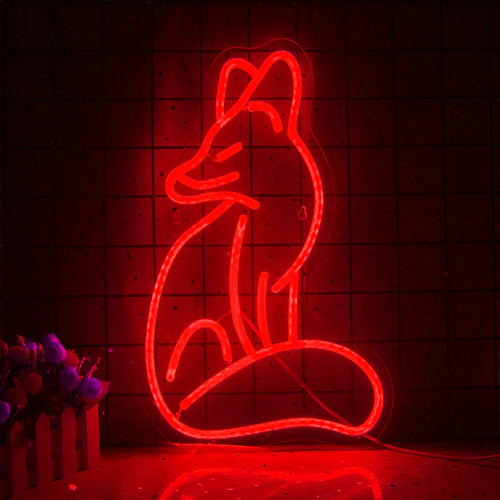 Descrição da imagem: Um letreiro de neon LED vibrante no formato de uma raposa estilizada, brilhando intensamente em tons de laranja e branco.