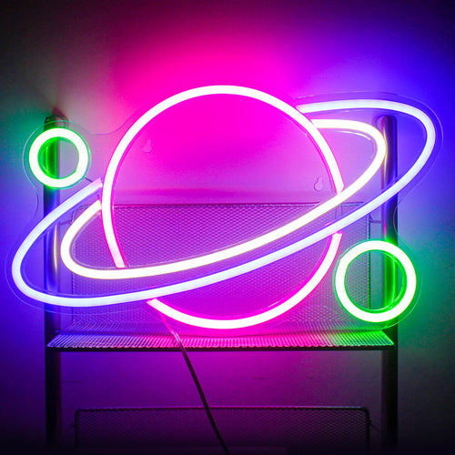 Um letreiro de neon LED vibrante e chamativo, projetado no formato de um planeta com anéis, que lembra Saturno.
